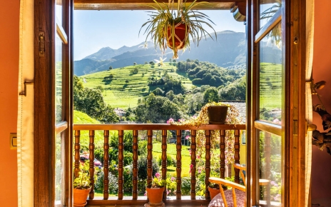 Dormitorio del primer piso con salida a terraza / balcón